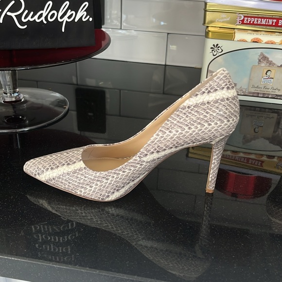 Vince Camuto heels. STYLE:VC-SAVILLA.  COLOR/MATERIAL:MALVA TRUE SUEDE - Picture 2 of 6